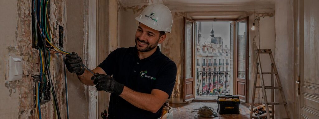 renovando la instalación eléctrica de un piso antiguo en una casa de Madrid.