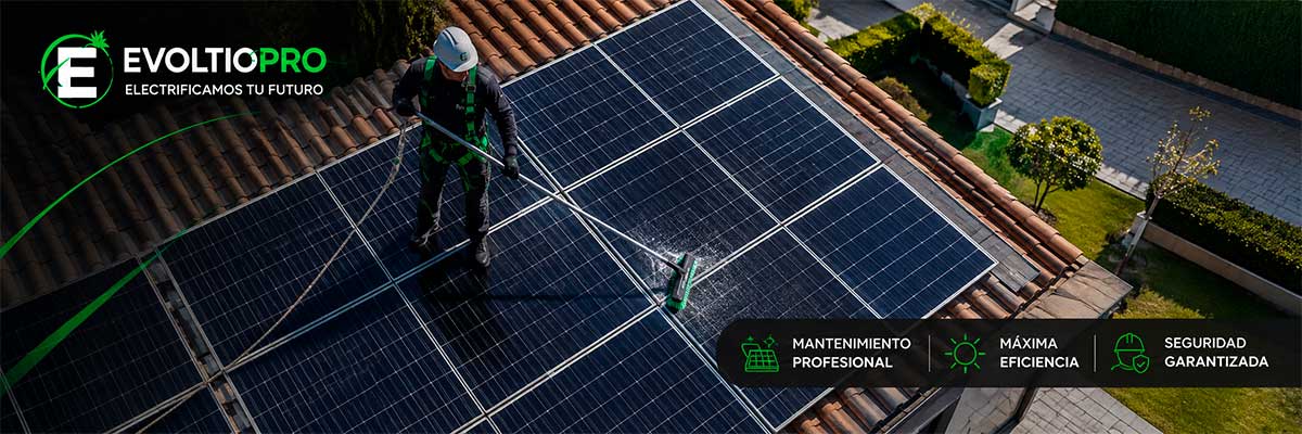 Mantenimiento de placas solares profesional en acción